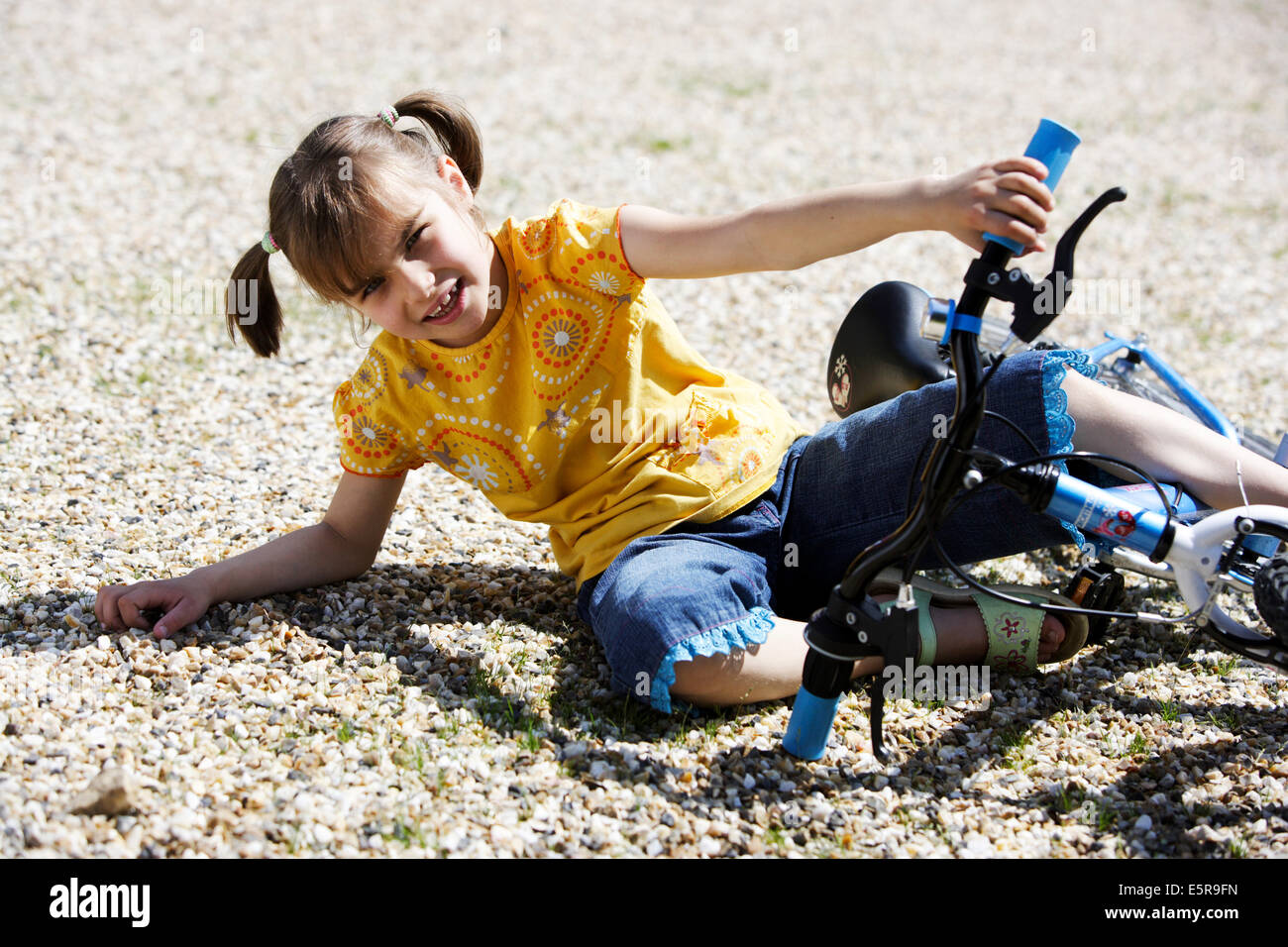 7 ans, fille de tomber de vélo Photo Stock - Alamy