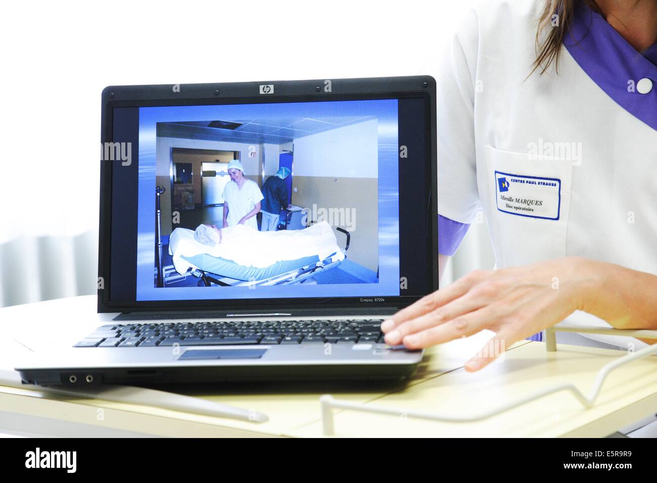 Infirmière expliquant un patient d'une intervention chirurgicale avec un ordinateur portable, Paul Strauss Cancer Centre de Strasbourg, France. Banque D'Images