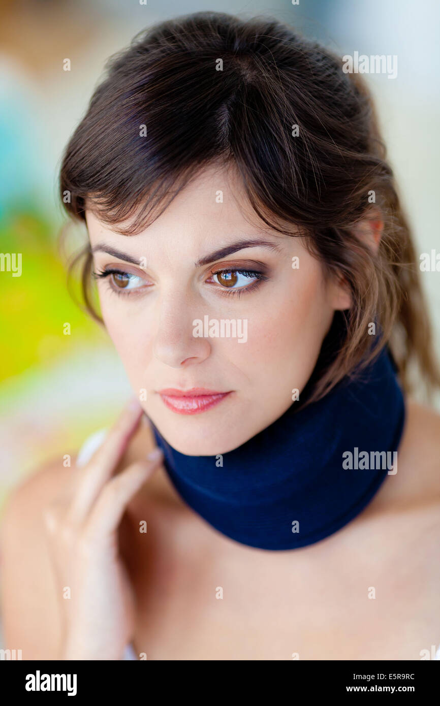 Woman wearing neck brace. Banque D'Images