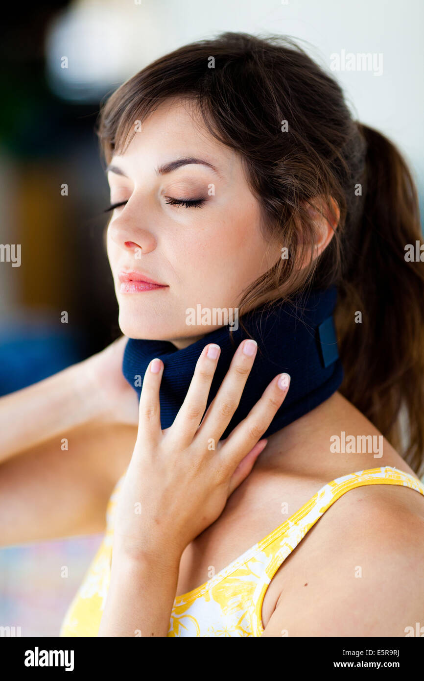 Woman wearing neck brace. Banque D'Images