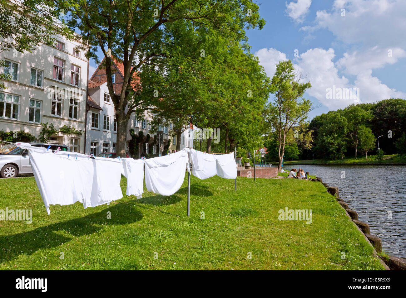 Séchage de blanchisserie dans le vent le long de la rivière Trave à Obertrave dans la ville hanséatique de Lübeck, Schleswig-Holstein, Allemagne Banque D'Images