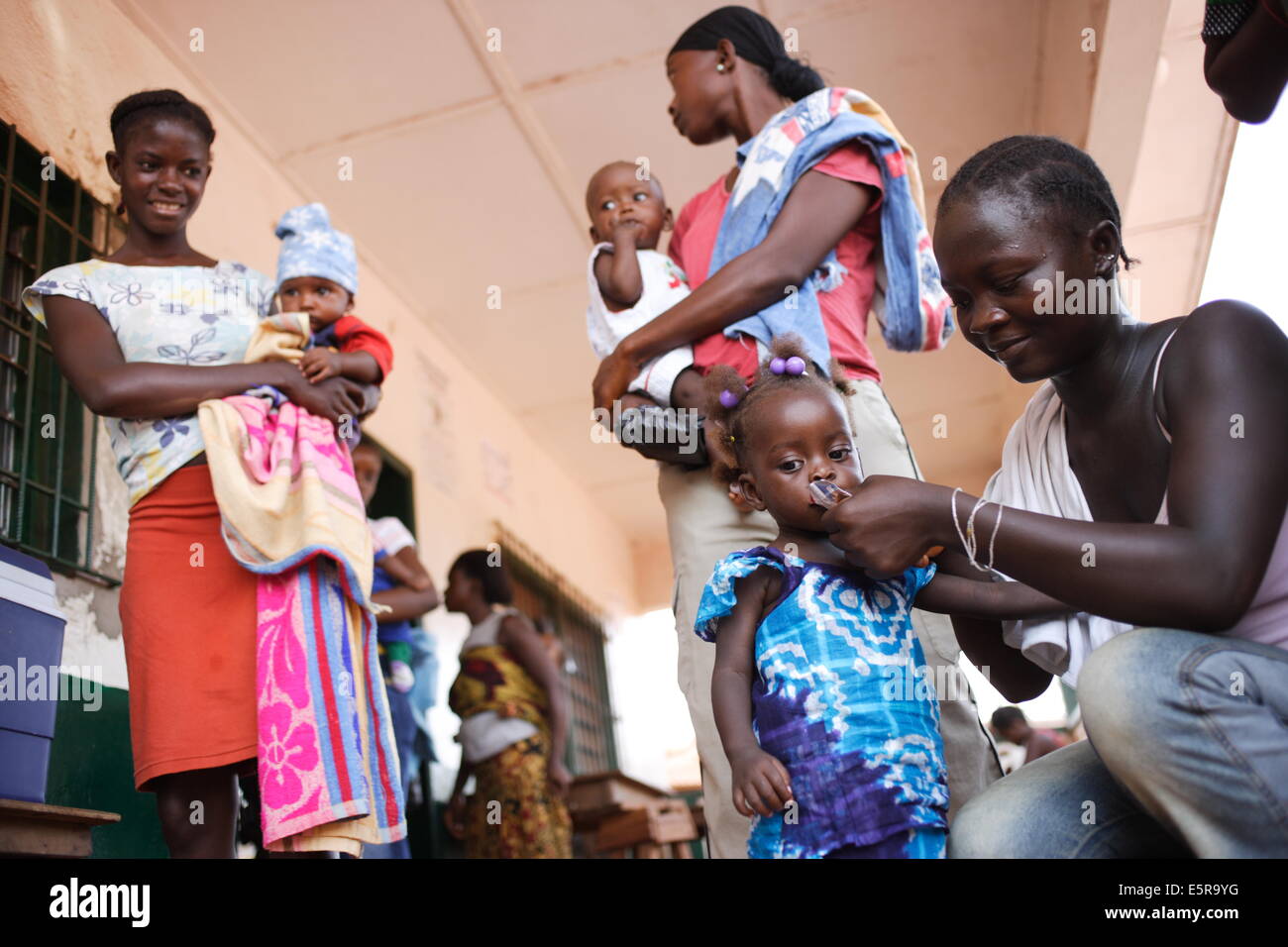 Alimentation femme son fils avec Plumpy nut, aliments thérapeutiques à base d'arachides. Programme de traitement ambulatoire de la malnutrition Banque D'Images