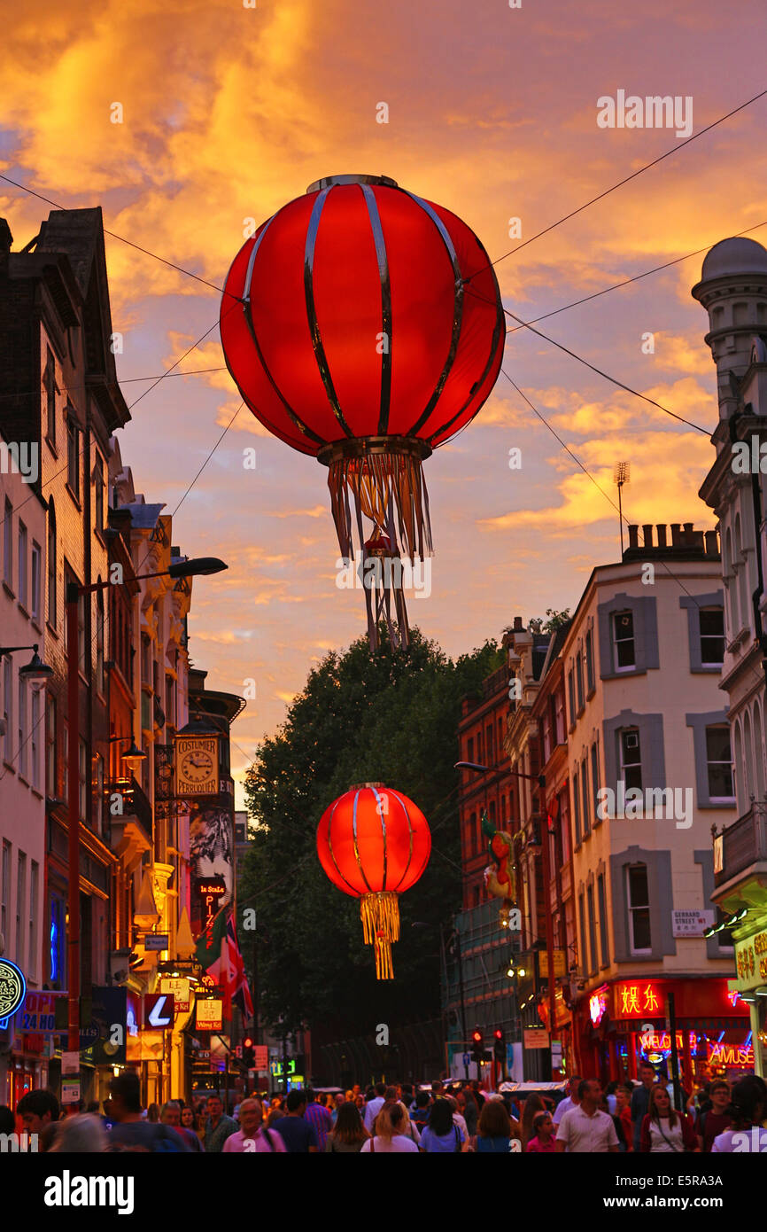 Lanterne chinoise rouge géant au coucher du soleil à Chinatown, Londres, Angleterre. Banque D'Images