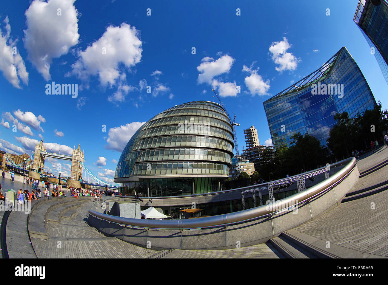 Tower Bridge et le City Hall et la rive sud de la Tamise, Londres, Angleterre Banque D'Images
