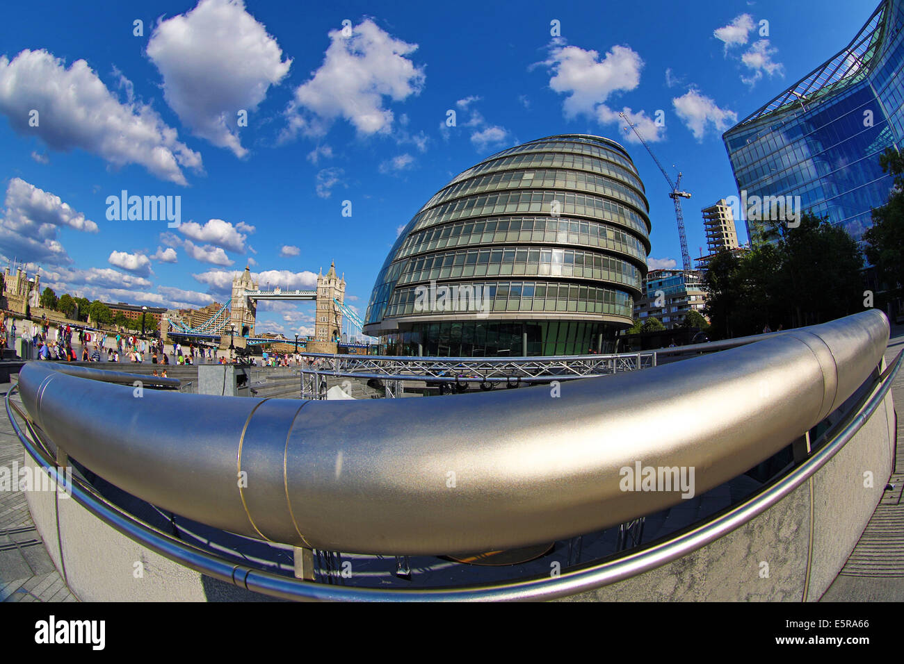 Tower Bridge et le City Hall et la rive sud de la Tamise, Londres, Angleterre Banque D'Images