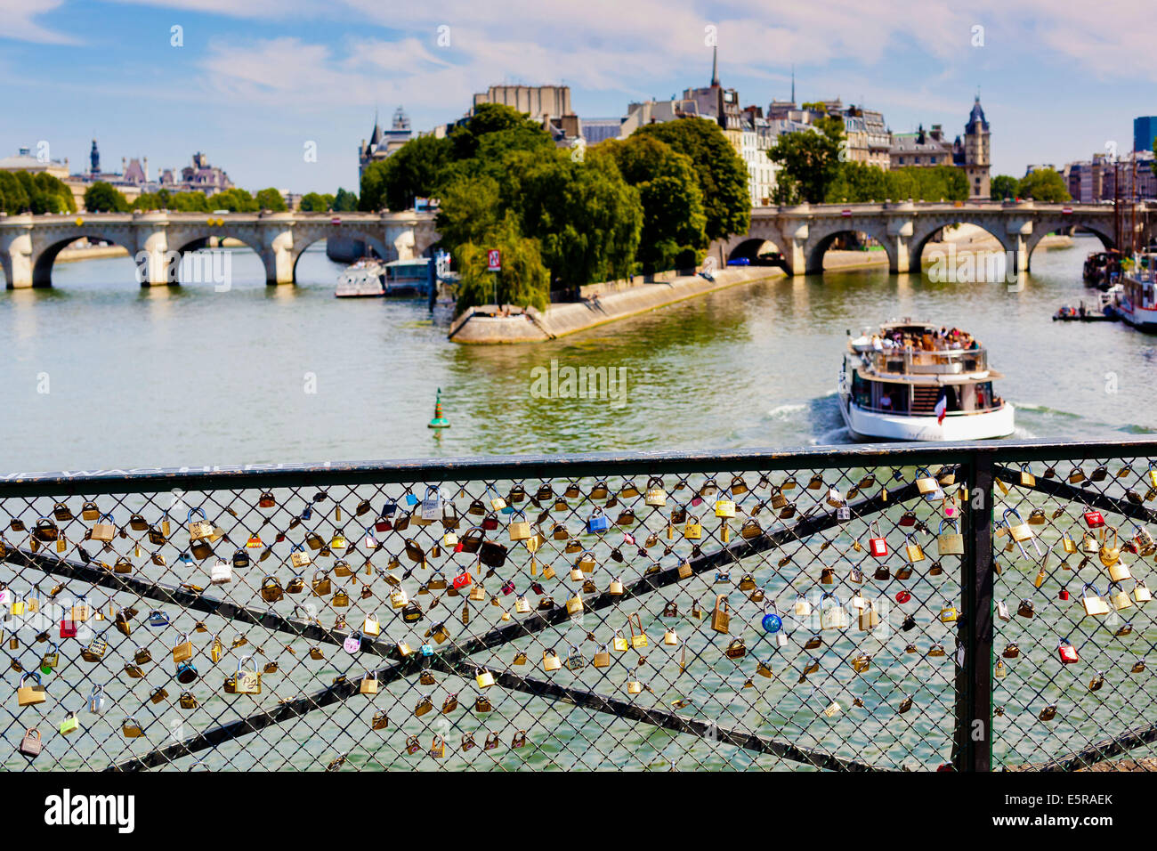 Pont des Arts et le Pont Neuf à Paris, France. Banque D'Images