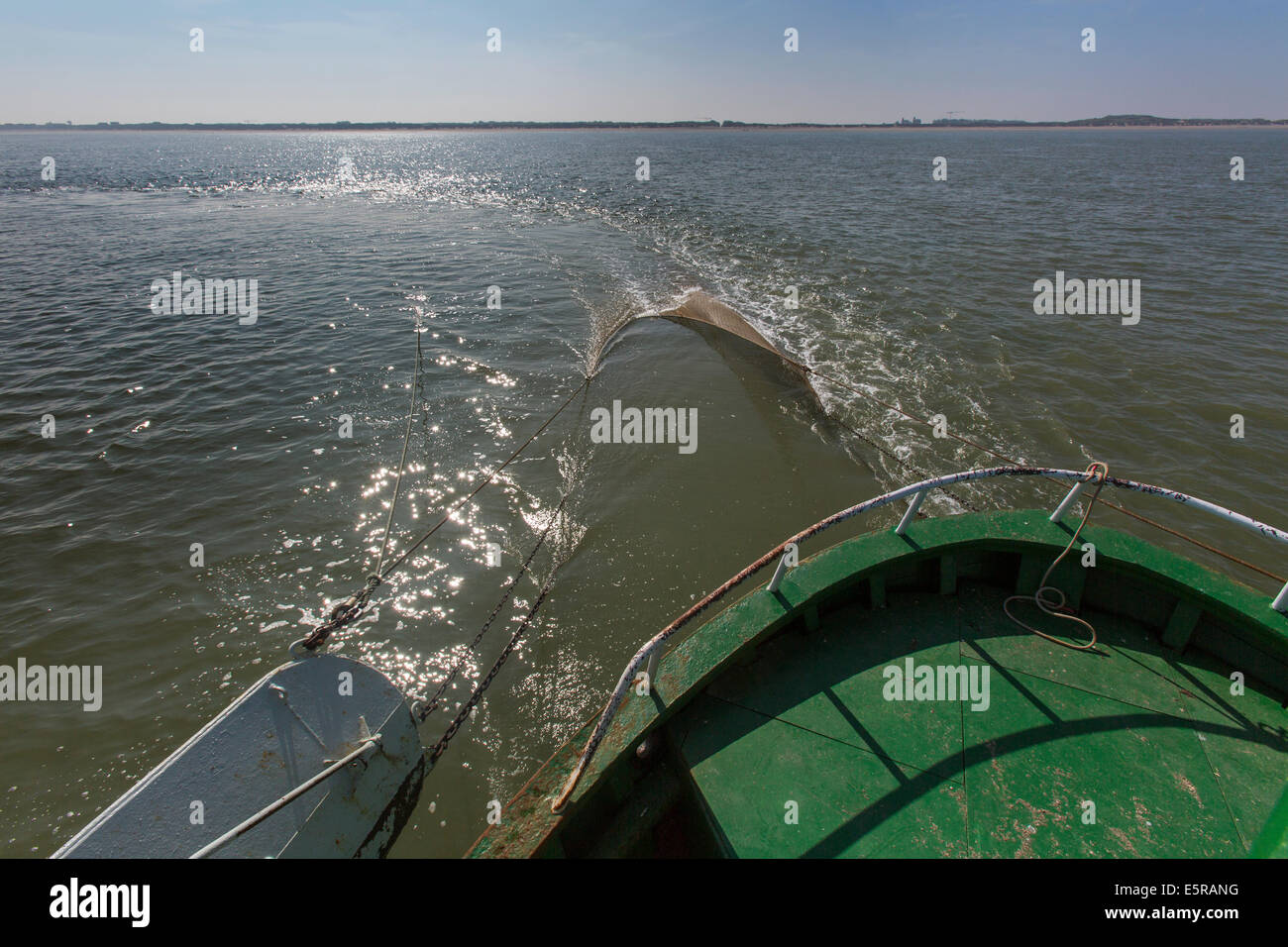 Bateau de crevettes avec filet de pêche La pêche des crevettes sur la mer du Nord Banque D'Images