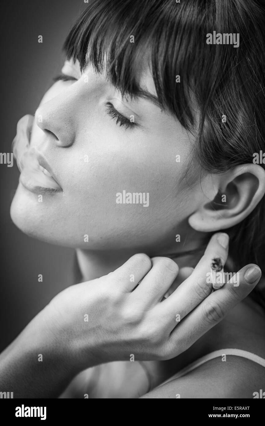Femme fumant une cigarette. Banque D'Images Femme fumant une cigarette. Banque D'Images