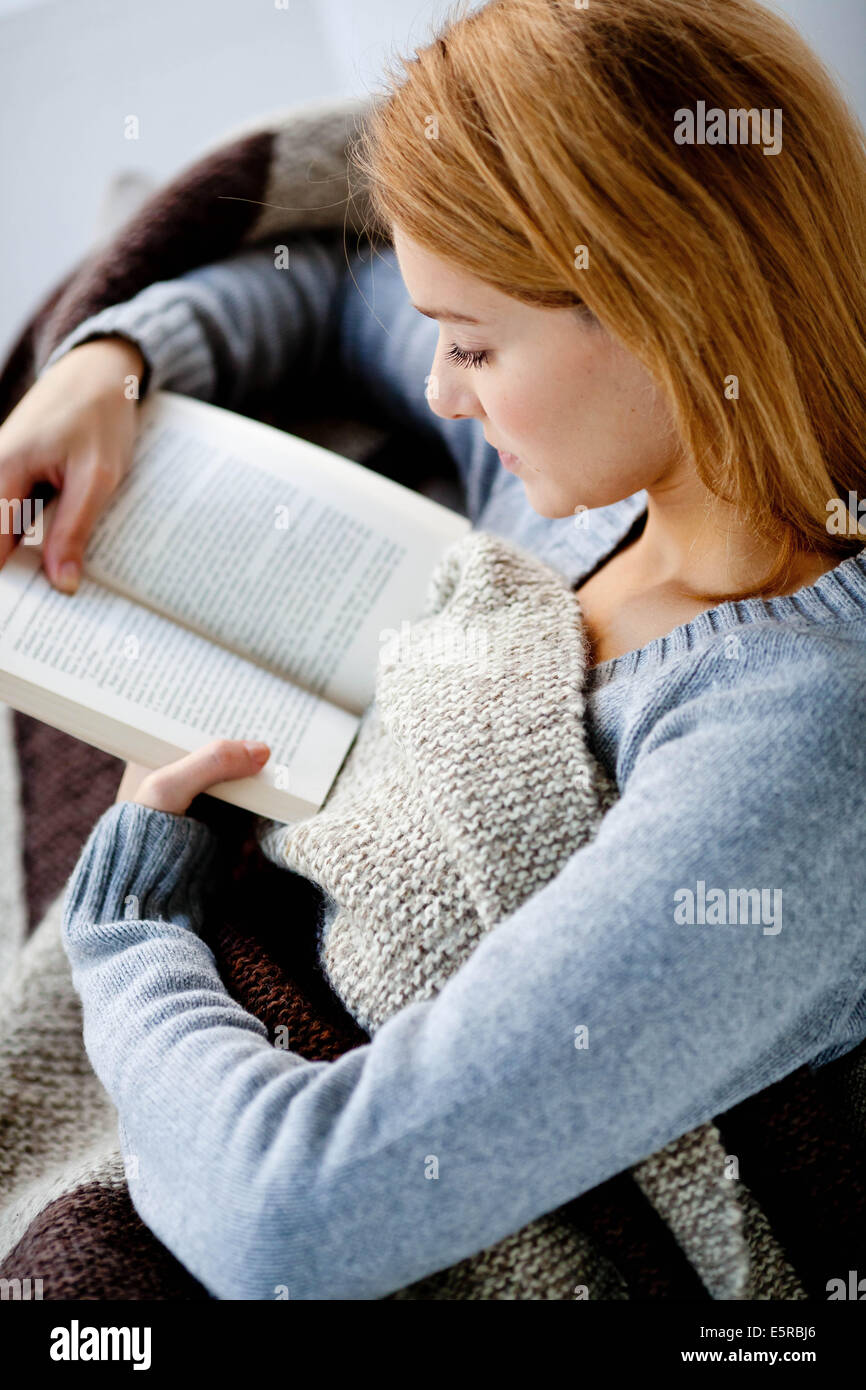 Femme lisant un livre. Banque D'Images