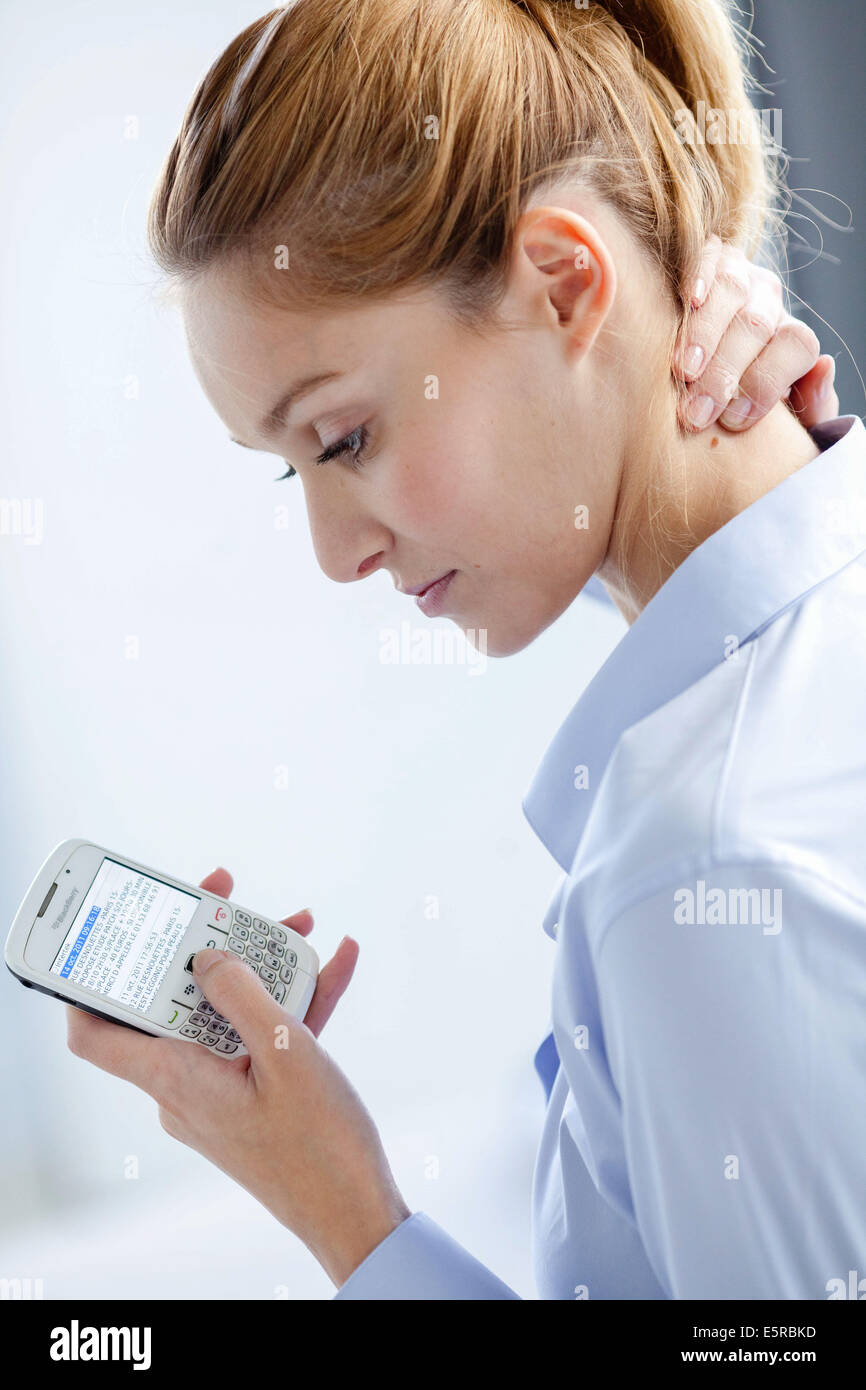 Femme souffrant de douleur au cou, du cou du texte. Banque D'Images