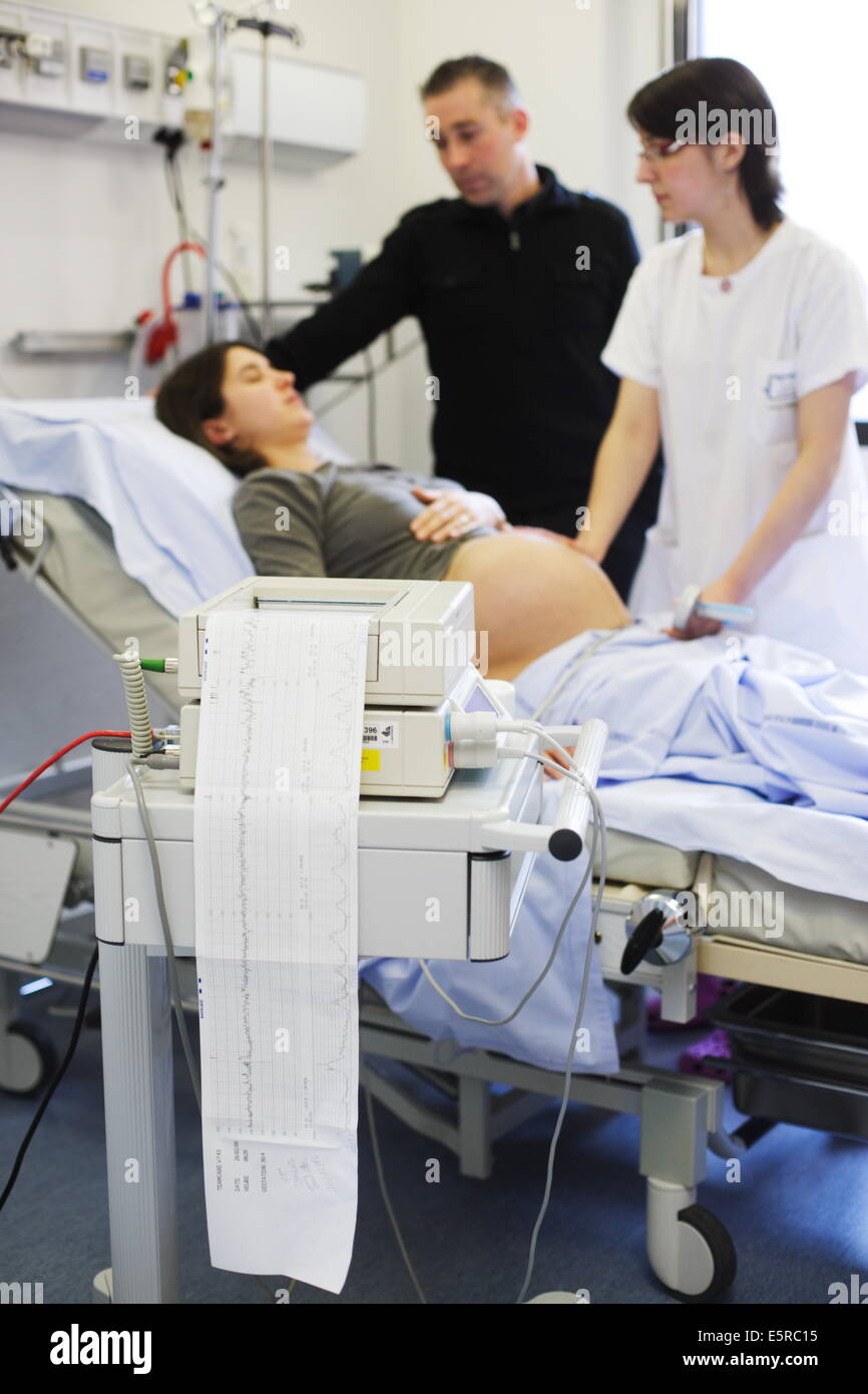 L'objet d'une surveillance fœtale femme, Département d'obstétrique et de gynécologie de l'hôpital de Limoges, France. Banque D'Images