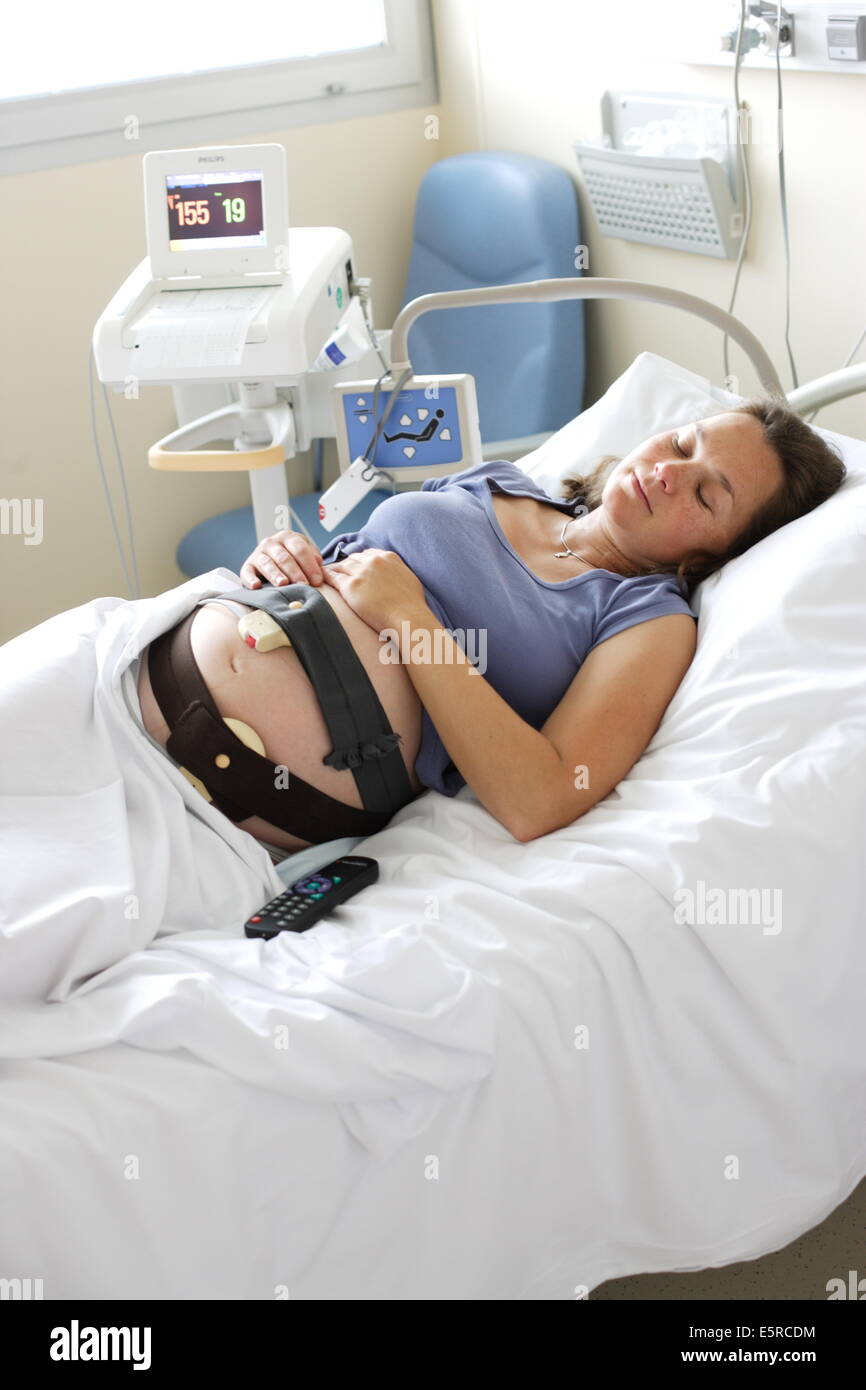 Femme enceinte à terme l'objet d'une surveillance fœtale, Obstétrique et gynécologie, Hôpital, Saintes, Saintonge Banque D'Images