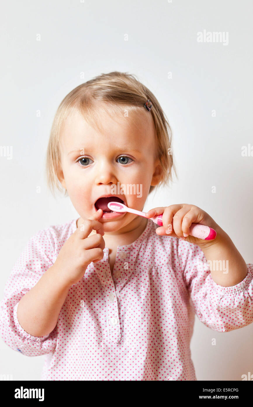 Bébé fille de 18 mois se brosser les dents. Banque D'Images