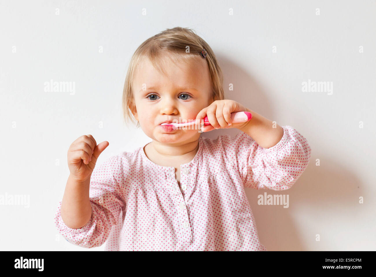 Bébé fille de 18 mois se brosser les dents. Banque D'Images