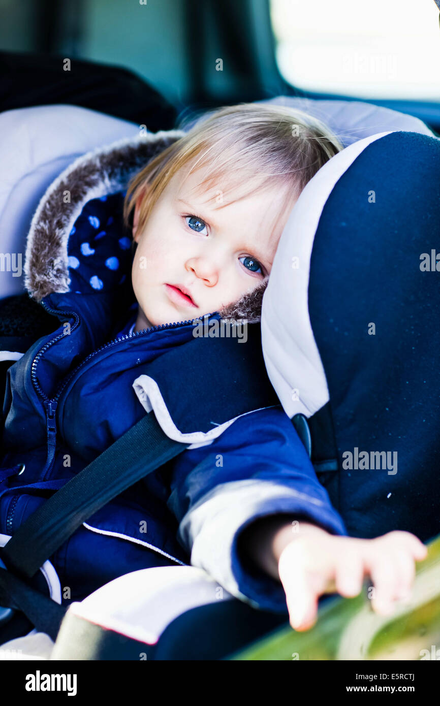 Bebe De 18 Mois Sur Un Siege De Voiture De Bebe Photo Stock Alamy