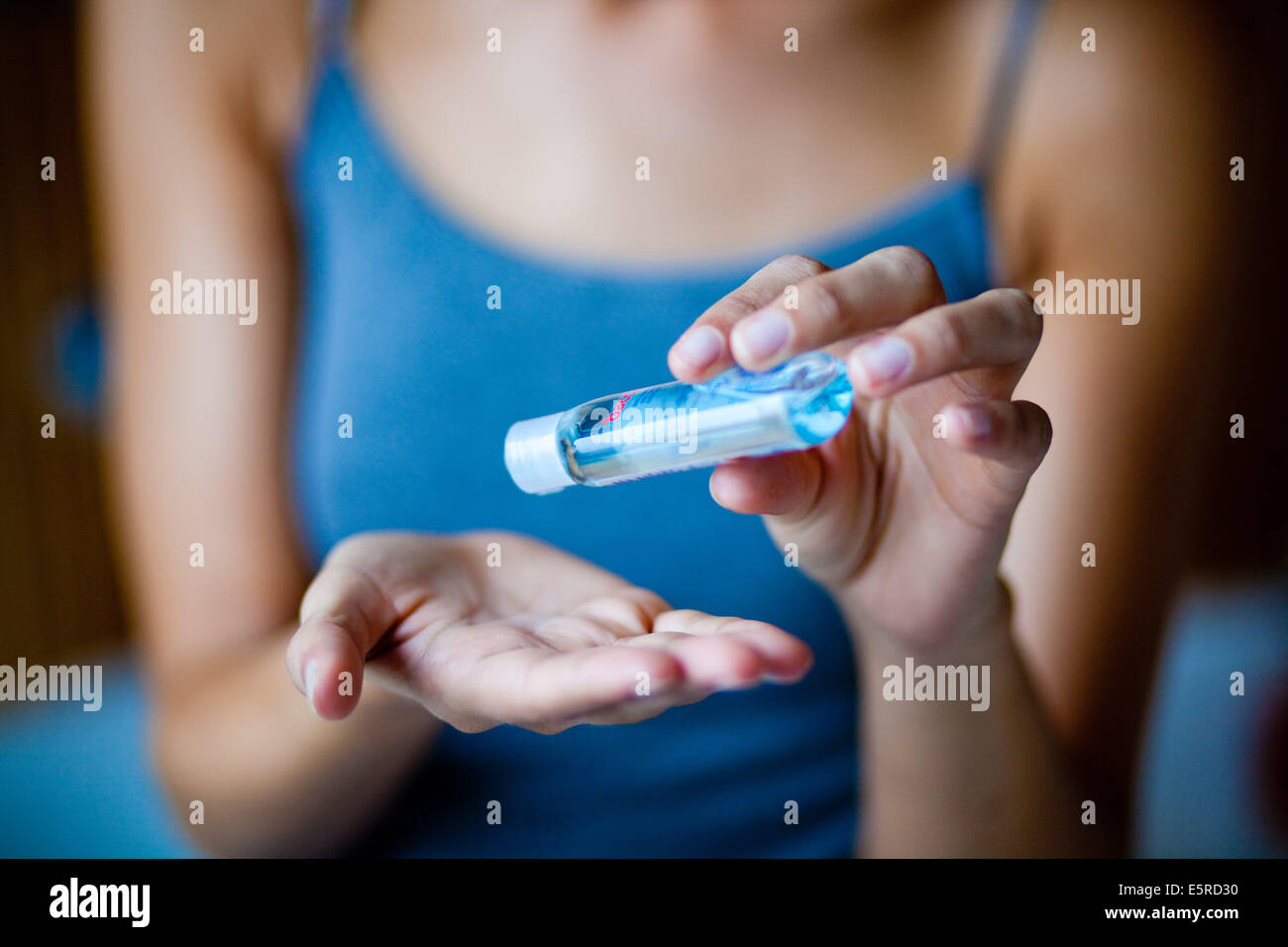 Femme avec ses mains nettoyage gel hydroalcoolique. Banque D'Images