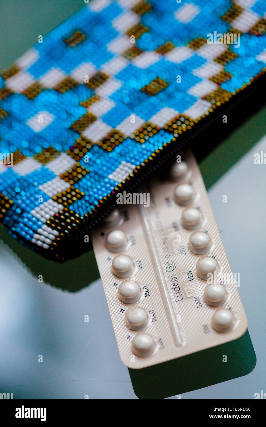 Les pilules contraceptives orales dans un sac à main. Banque D'Images