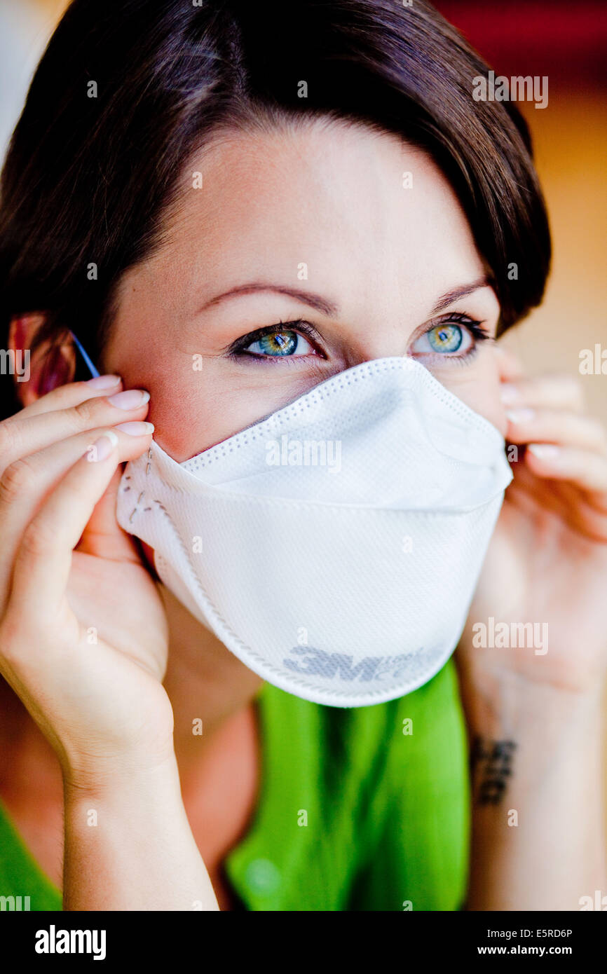 Femme portant un masque de protection respiratoire Photo Stock - Alamy