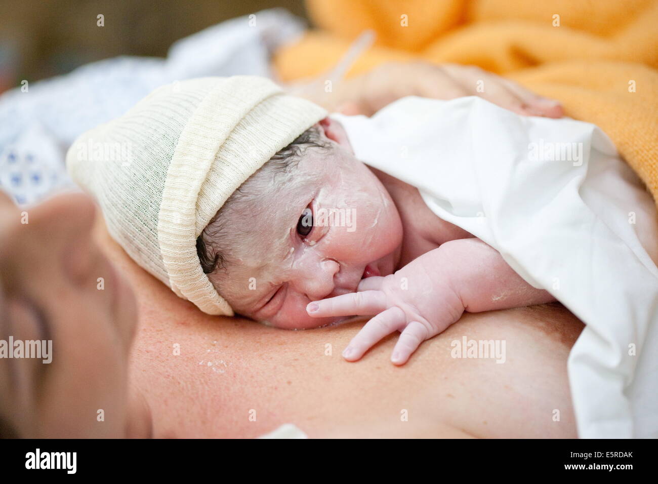 Femme en salle de travail pendant l'accouchement, de l'Obstétrique et gynécologie, Hôpital de Saintonges, Saintes, France. Banque D'Images