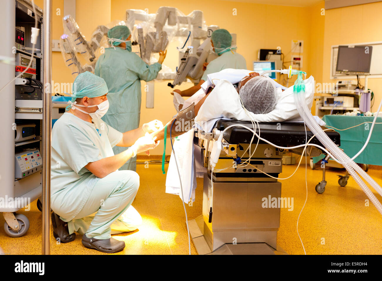 Prostatectomie radicale effectuée par le robot da Vinci de la téléchirurgie, dont quatre bras articulés et appareil photo sont contrôlés à distance par Banque D'Images