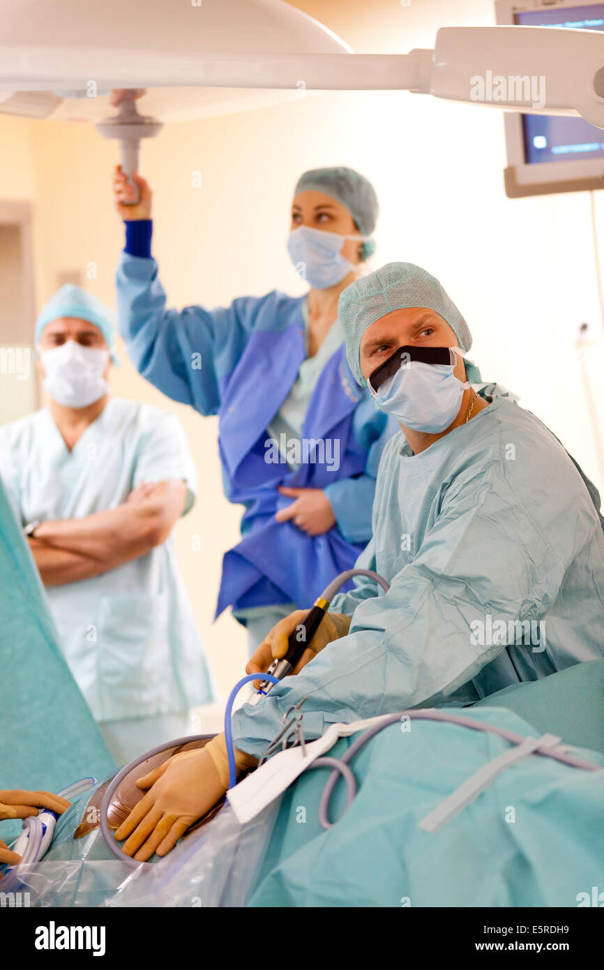 Prostatectomie radicale effectuée par le robot da Vinci de la téléchirurgie, dont quatre bras articulés et appareil photo sont contrôlés à distance par Banque D'Images