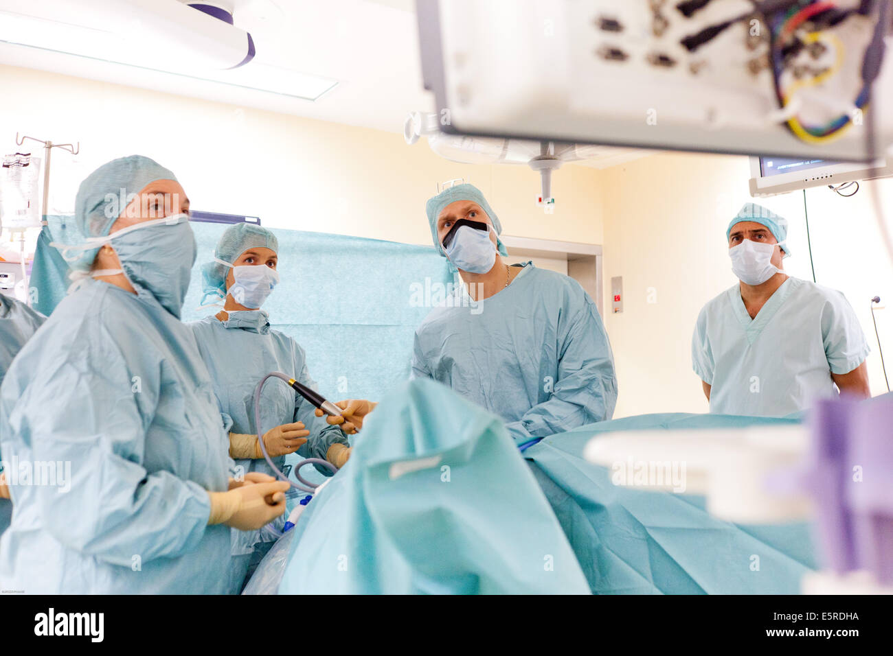 Prostatectomie radicale effectuée par le robot da Vinci de la téléchirurgie, dont quatre bras articulés et appareil photo sont contrôlés à distance par Banque D'Images