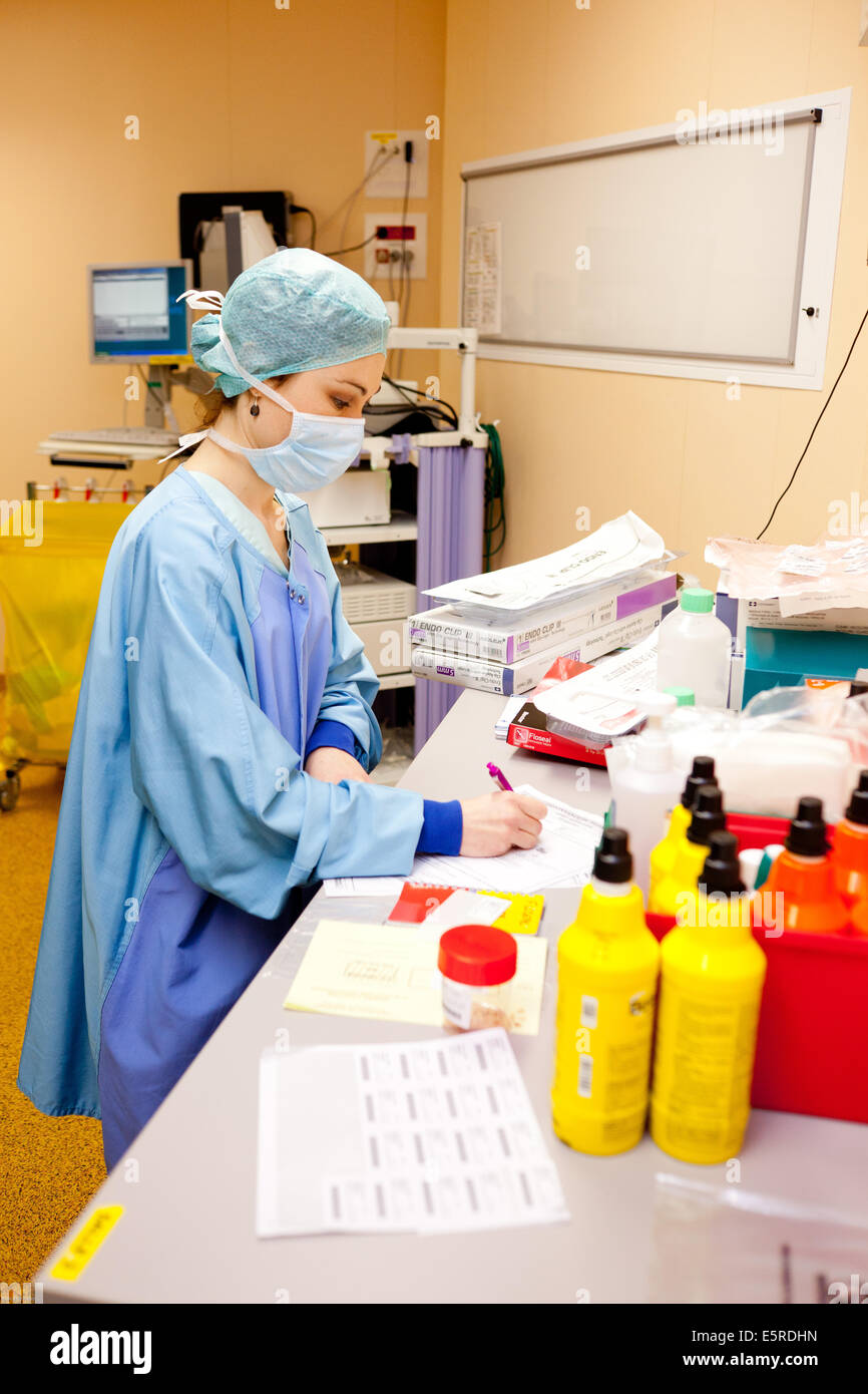 Prostatectomie radicale effectuée par le robot da Vinci de la téléchirurgie, dont quatre bras articulés et appareil photo sont contrôlés à distance par Banque D'Images