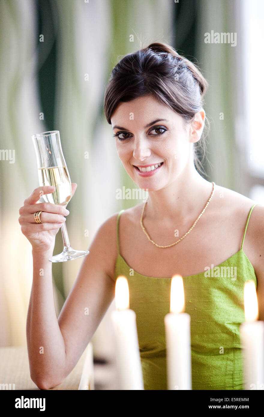 Femme buvant du champagne. Banque D'Images