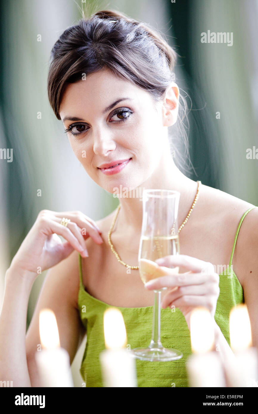 Femme buvant du champagne. Banque D'Images
