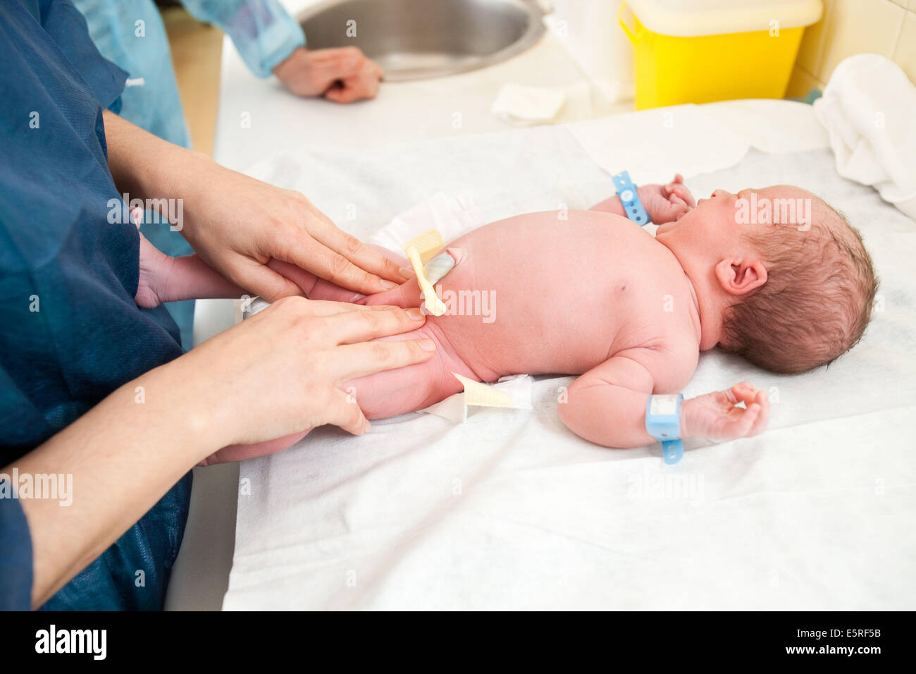 Luxation de la hanche test, un nouveau-né est examiné pour des signes de la luxation congénitale de la hanche, Maternité, Cochin Banque D'Images