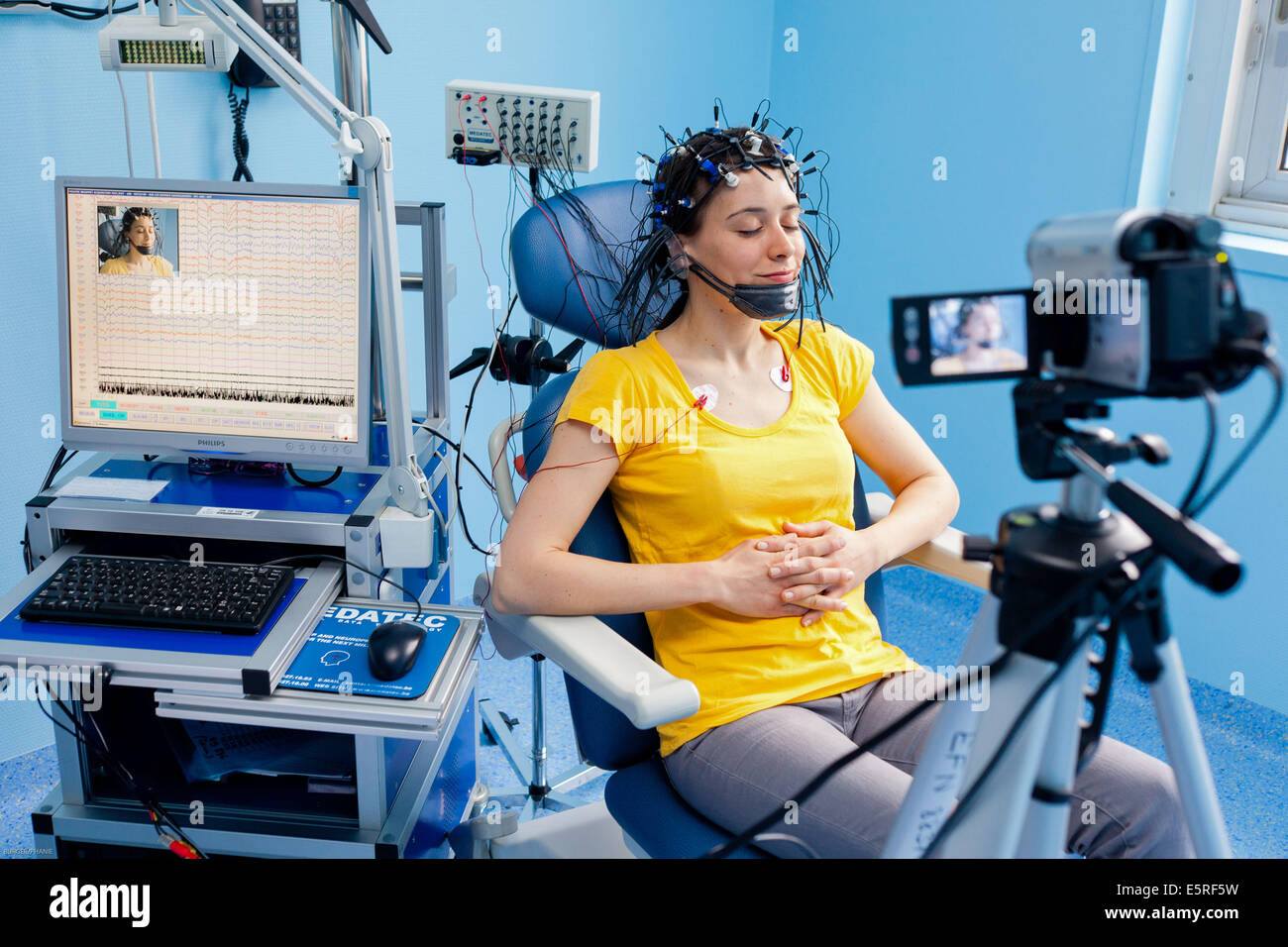 Femme l'objet d'un électroencéphalogramme (EEG), l'hôpital de Limoges, France. Banque D'Images