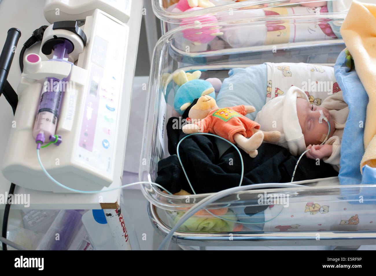 Bébé nouveau-né prématuré alimentation entérale avec tube d'allaitement, de l'Obstétrique et gynécologie, Hôpital, Saintes, Saintonge Banque D'Images