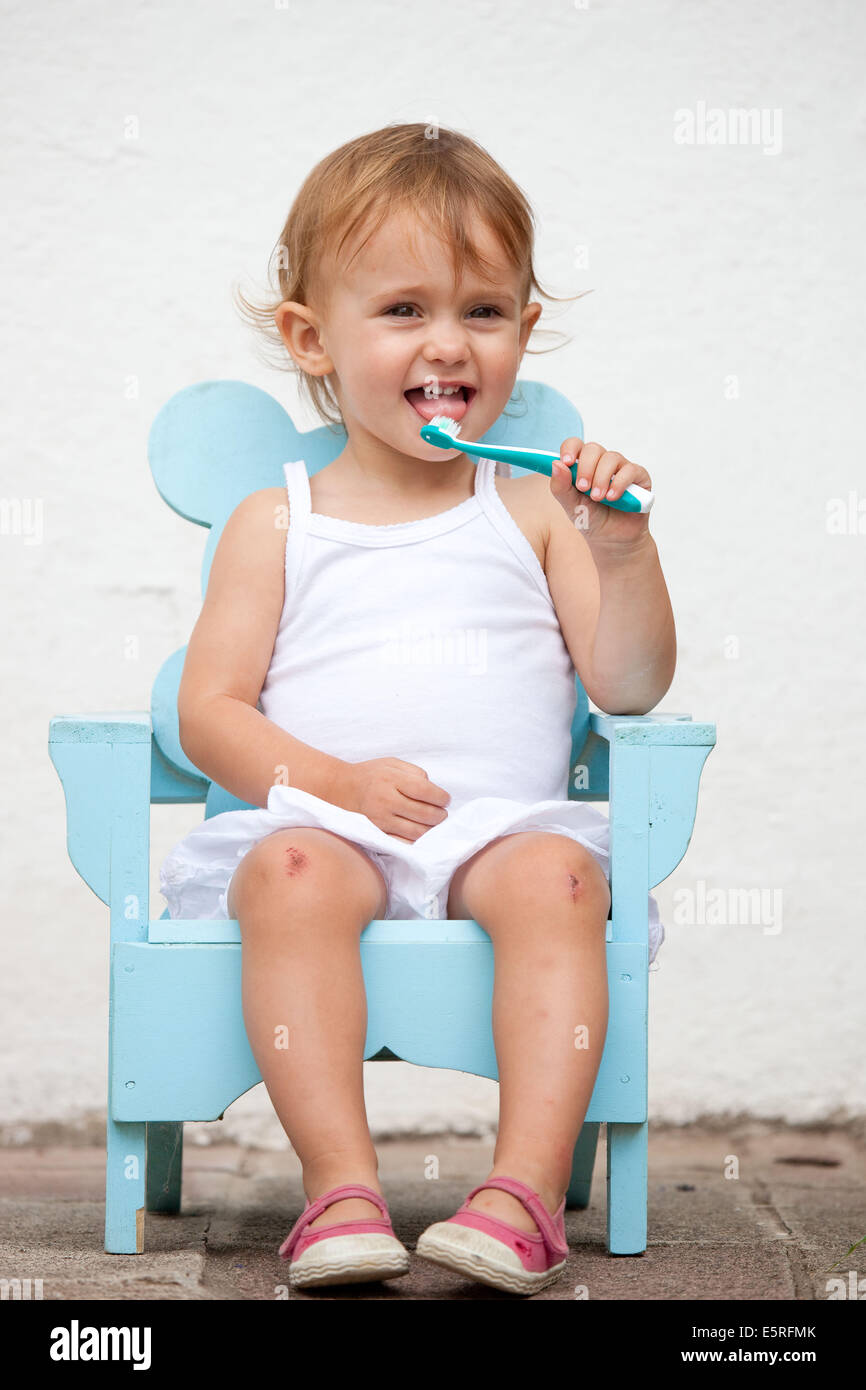 Bébé fille de 20 mois se brosser les dents Photo Stock - Alamy