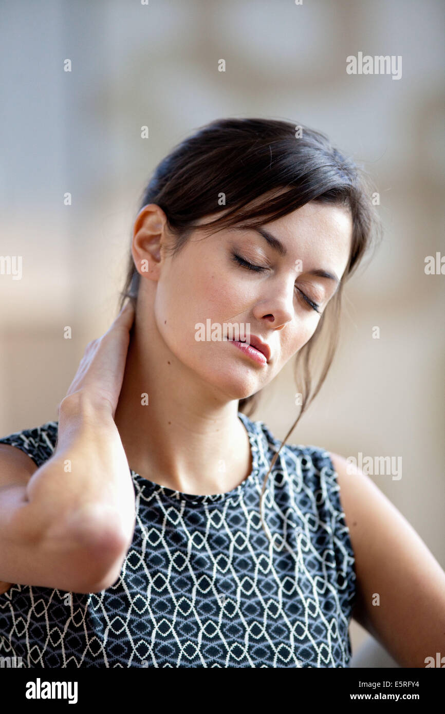Femme souffrant de douleur au cou. Banque D'Images