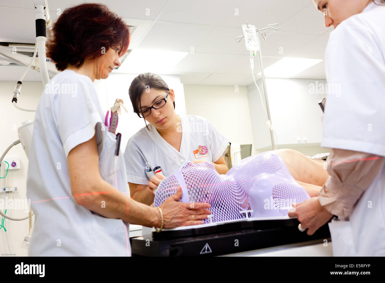 Manipulateur en radiothérapie et cancer radiothérapeute la préparation d'un patient cancer du cerveau mâle pour une tomodensitométrie (TDM), Banque D'Images