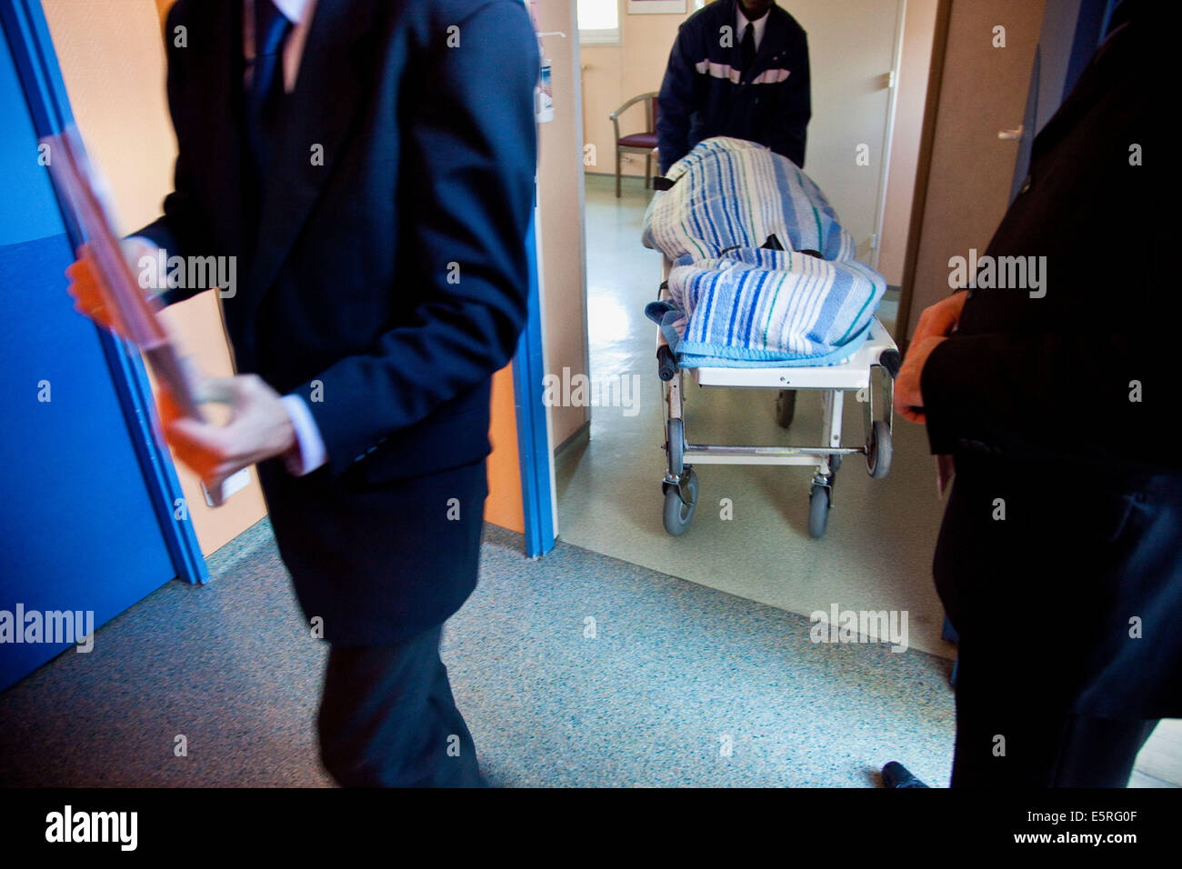 Transfert des patients morts à la chambre mortuaire, département de soins palliatifs, Hôpital de Puteaux, France. Banque D'Images