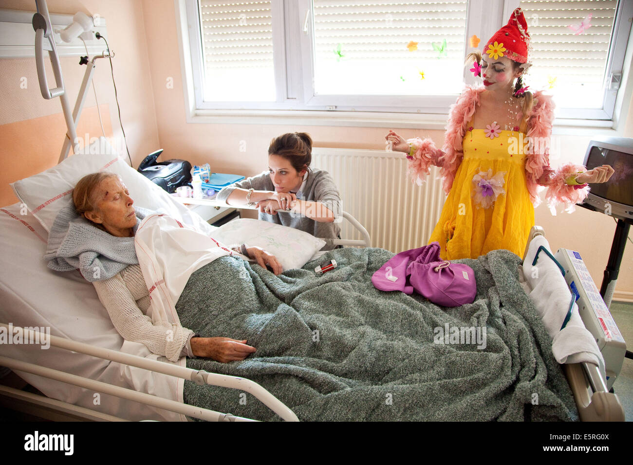 Art Therapeute Au Chevet Du Patient Les Soins Palliatifs Ministere De L Hopital De Puteaux France Photo Stock Alamy