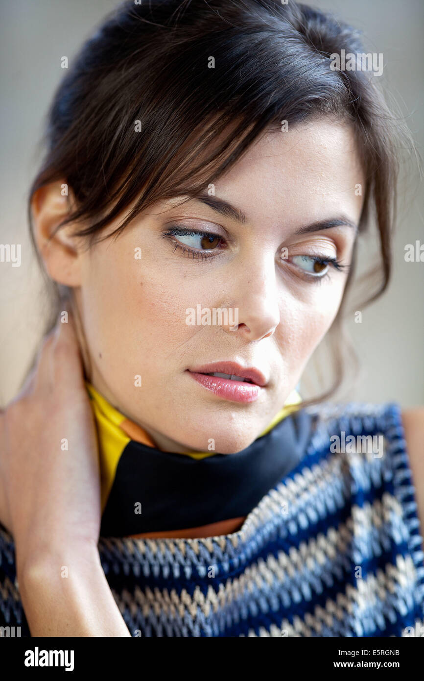 Femme souffrant de douleur au cou. Banque D'Images
