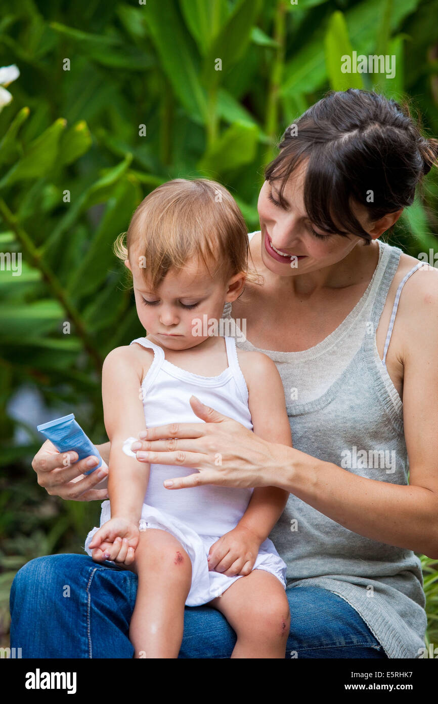 Mere L Application De La Creme Sur La Peau A Son Bebe De Mois Photo Stock Alamy