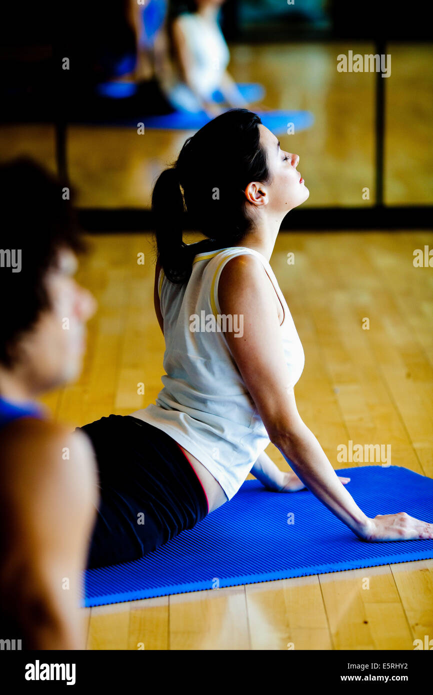 Woman practicing yoga. Banque D'Images