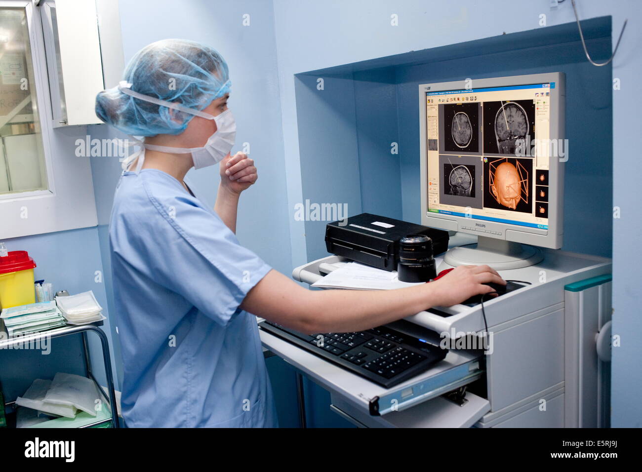 Traitement chirurgical de la maladie de Parkinson par stimulation cérébrale profonde, la combinaison d'un robot Neuromate et scanner Banque D'Images