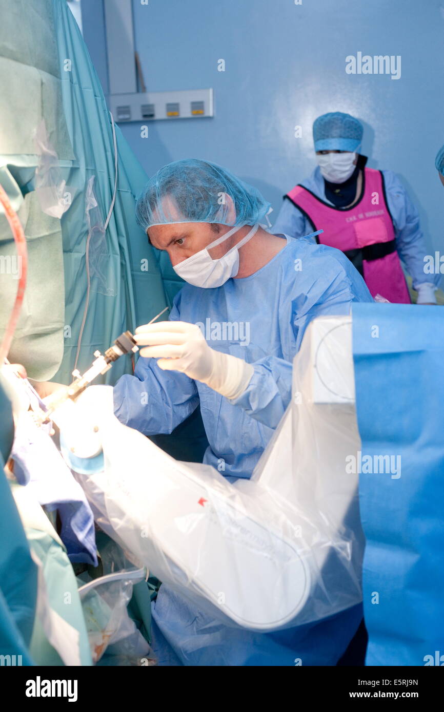 Traitement chirurgical de la maladie de Parkinson par stimulation cérébrale profonde, la combinaison d'un robot Neuromate et scanner Banque D'Images