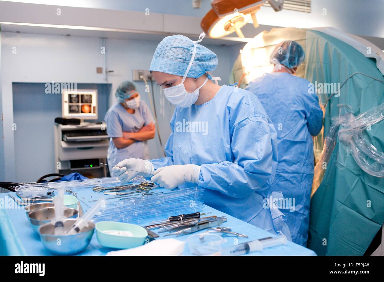 Traitement chirurgical de la maladie de Parkinson par stimulation cérébrale profonde, la combinaison d'un robot Neuromate et scanner Banque D'Images