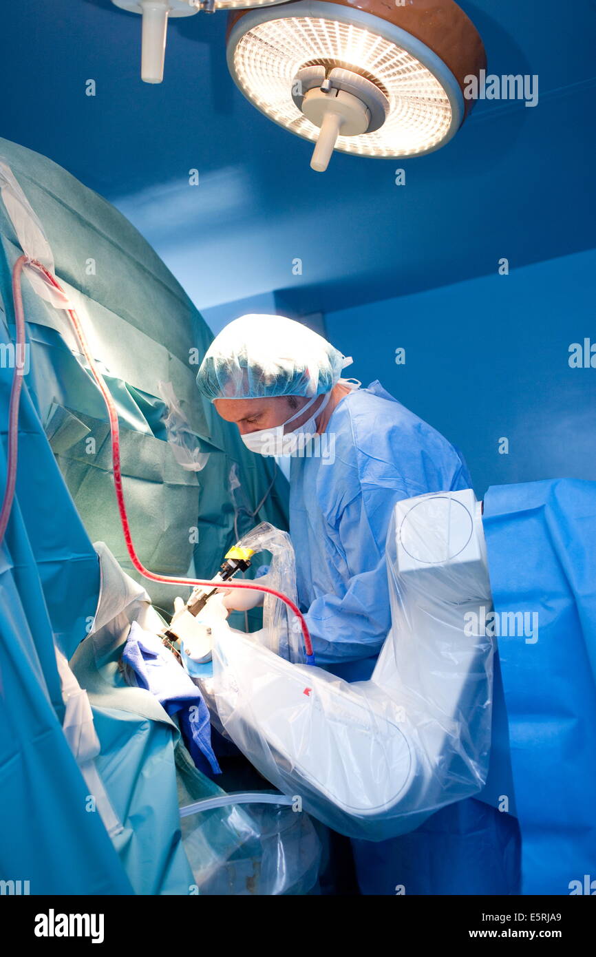 Traitement chirurgical de la maladie de Parkinson par stimulation cérébrale profonde, la combinaison d'un robot Neuromate et scanner Banque D'Images