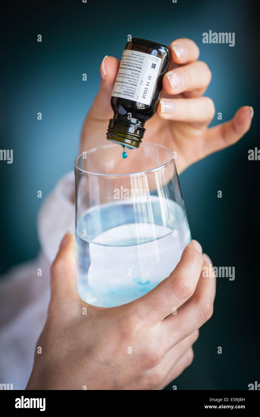 Femme de prendre des médicaments. Banque D'Images