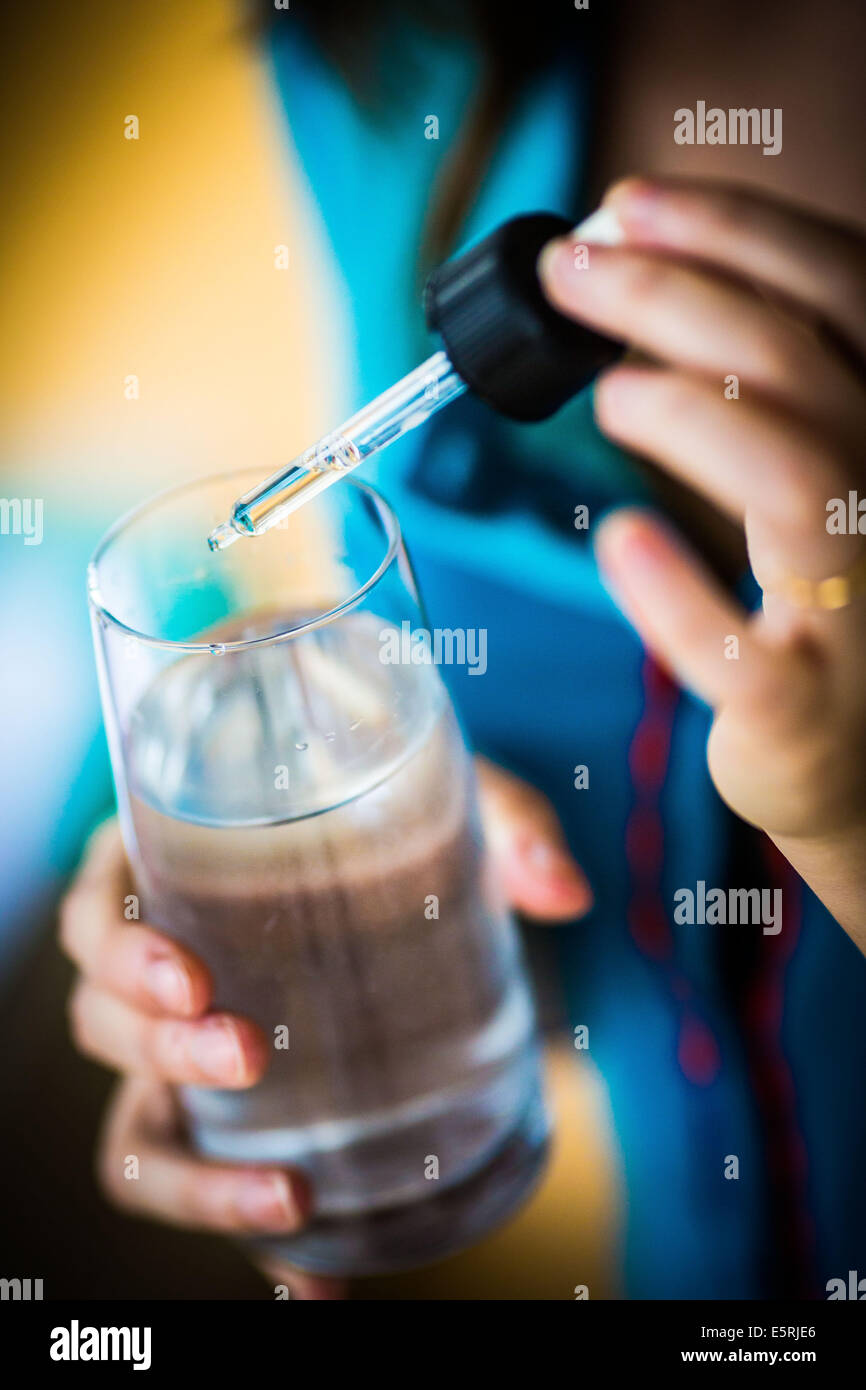 Woman taking gouttes de la médecine. Banque D'Images