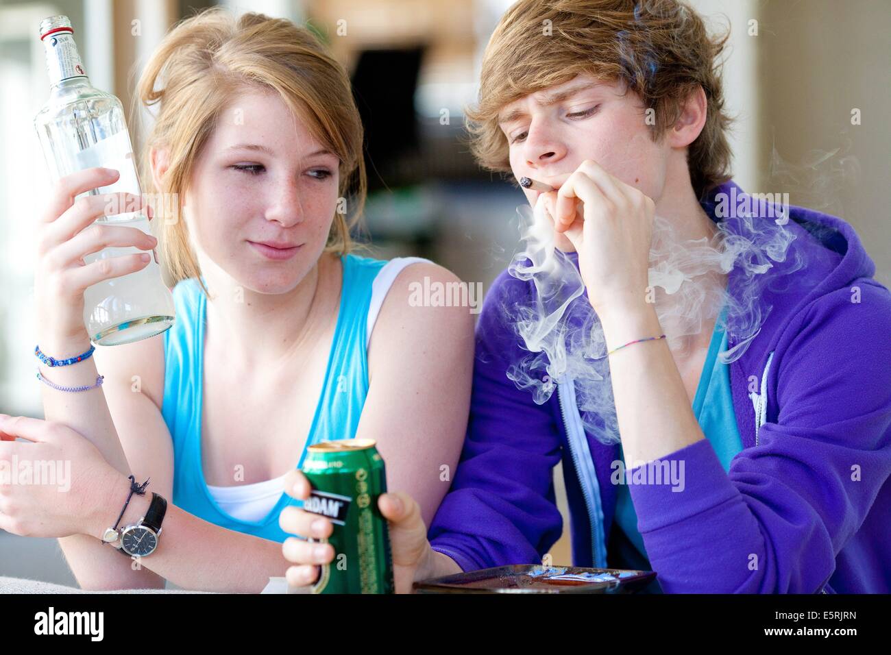 Les adolescents fumeurs de cigarettes de marijuana ou de haschisch. Banque D'Images