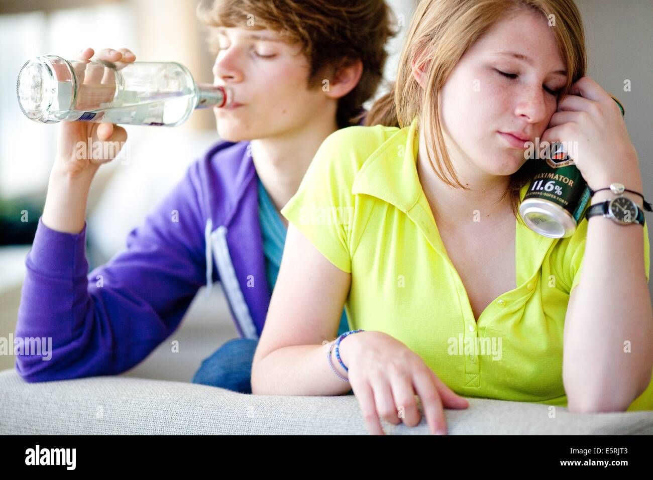 Les adolescents de consommer de l'alcool. Banque D'Images