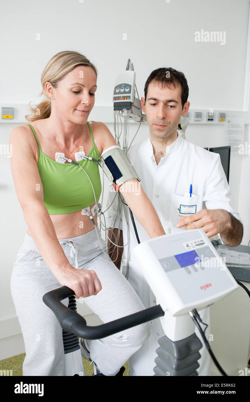 Suivi du patient faisant des exercices de réadaptation cardiaque sur ergometric location, Limoges, France l'hôpital. Banque D'Images