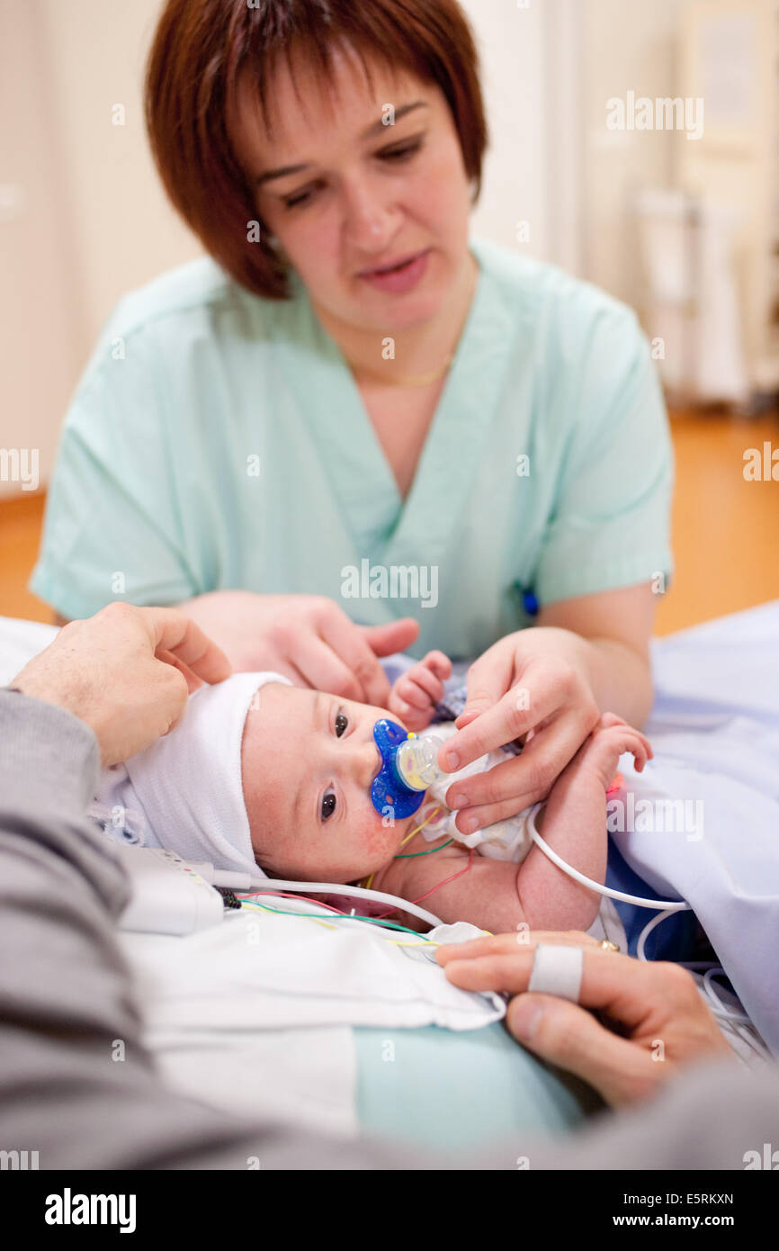 Salle de réveil bébé sucer une tétine en sucre, la combinaison de sucre et  d'aspiration d'obtenir un effet analgésique de l'hôpital Photo Stock - Alamy